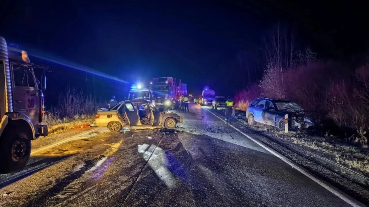 34-летний водитель из Екатеринбурга погиб в аварии возле Нижнего Тагила; пострадали 64-летний мужчина и 66-летняя женщина из Верхней Салды.
