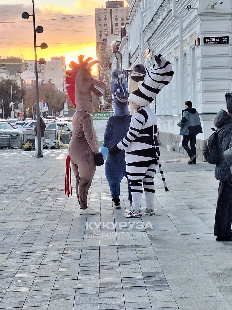 В центре Екатеринбурга зафиксирована мошенническая схема: люди в костюмах мультяшных персонажей фотографируются с семьями и требуют деньги за снимки, угрожая удалить фото, если не оплатят.
