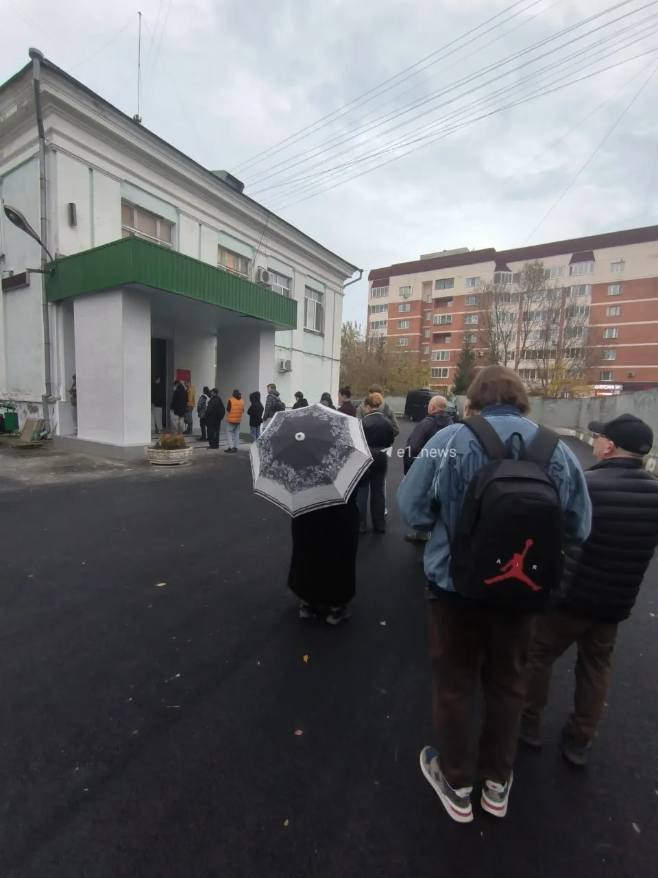 Очередь на улице перед военкоматом в Верх-Исетском районе Екатеринбурга: люди ждут и пытаются оформить смену адреса, попасть внутрь сложно.