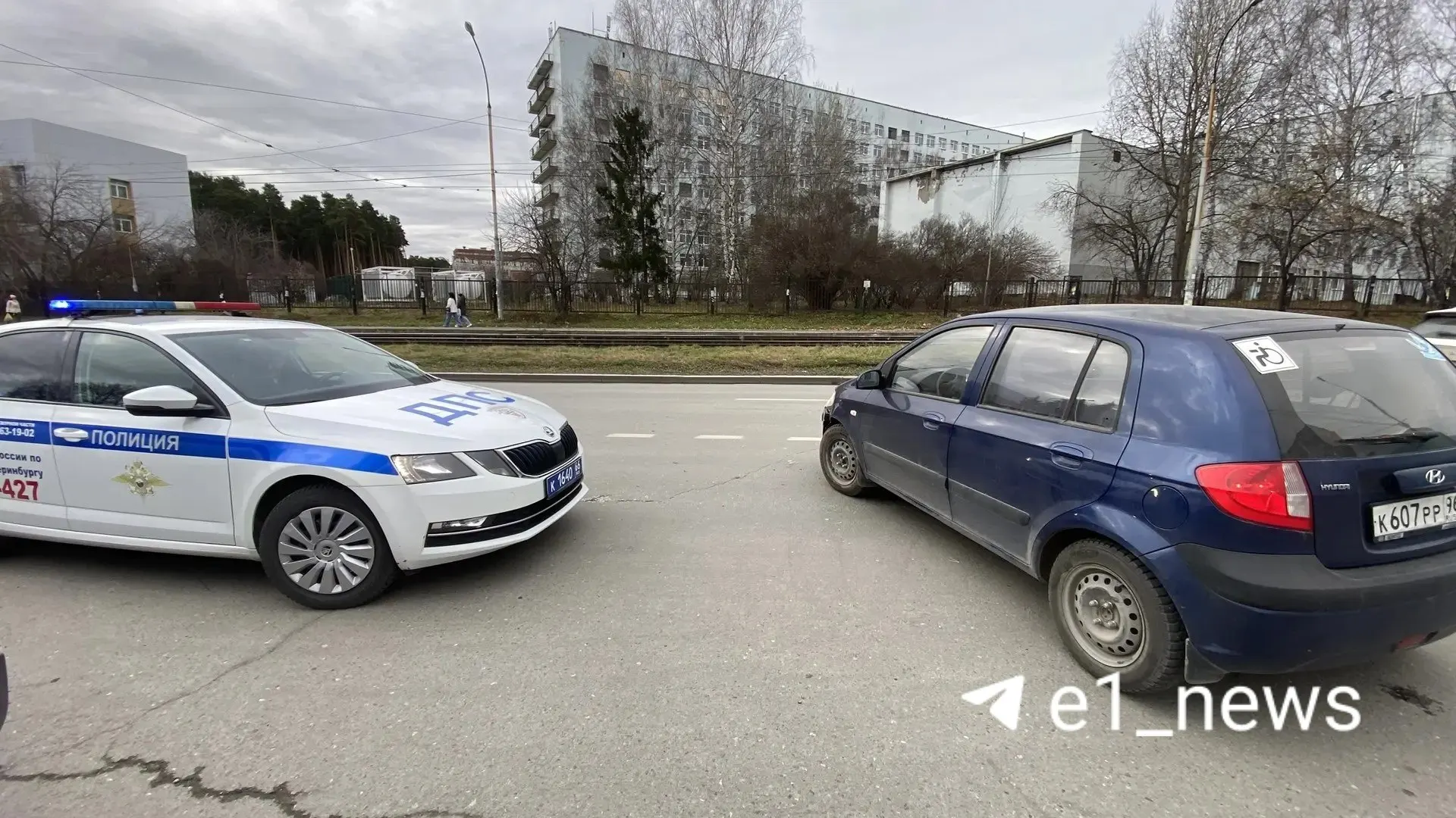 Курьер доставки на электровелосипеде в Екатеринбурге въехал в чужой автомобиль и исчез с места происшествия. Пострадавшая столкнулась с отказом страховой выплаты из-за того, что виновник не установлен.