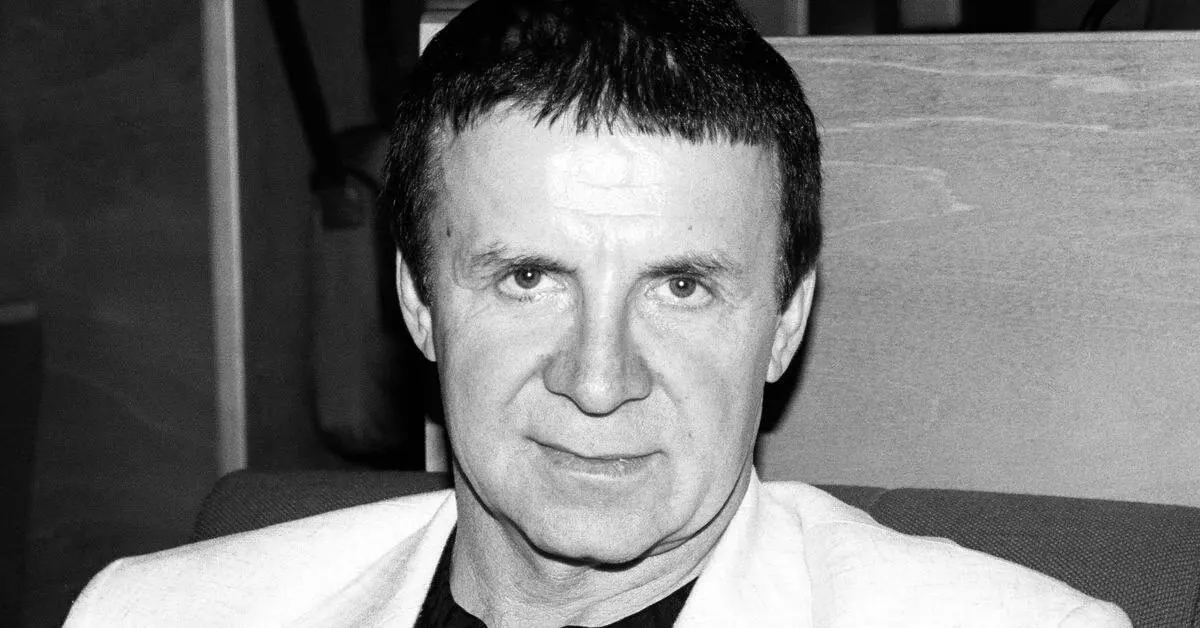 Известный медийный персонаж ушёл из жизни; информацию подтвердил Андрей Малахов.