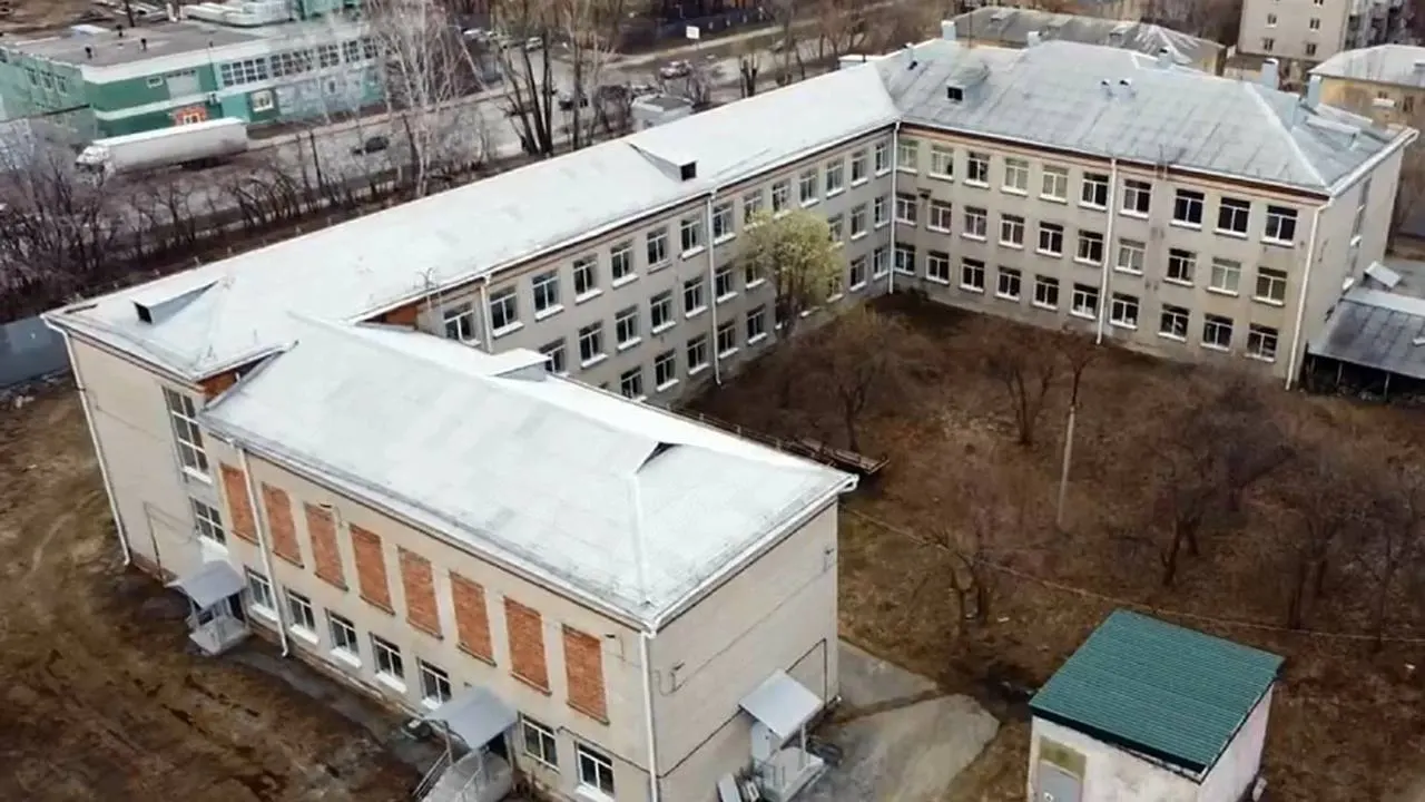 Директор специализированной школы в Екатеринбурге уехал на службу в составе СВО; слухи о замене руководителя опровергнуты.