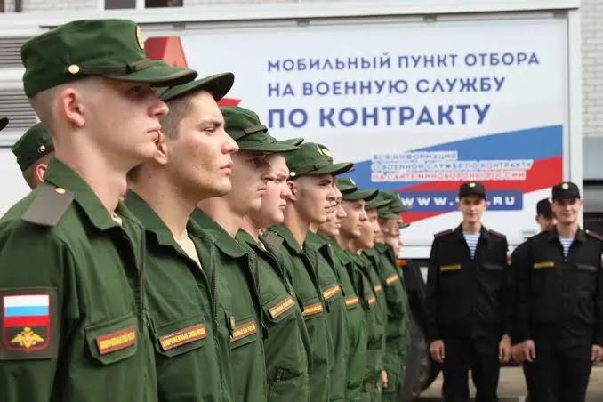 Городской бюджет на 2026 год предусматривает дополнительные выплаты и льготы для участников СВО и их близких на общую сумму 690 млн рублей.