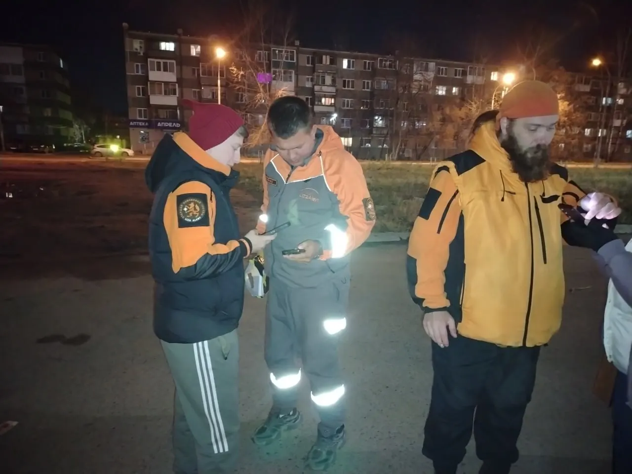 Силовики, волонтёры и жители Екатеринбурга прочесывают район после исчезновения 14-летнего Сайёда. Просим всех, кто может быть свидетелем, сообщить информацию.