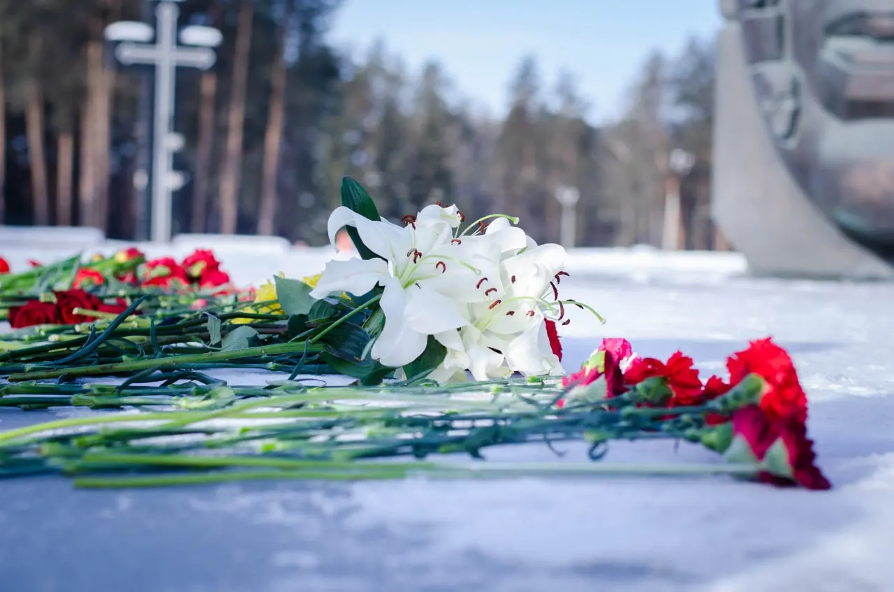 Бесплатные автобусы доставят жителей к мемориалу на 12-м километре Московского тракта, где 25 октября пройдет гражданская панихида к Дню памяти жертв политических репрессий; мероприятие приурочено к 30-летию открытия мемориала.